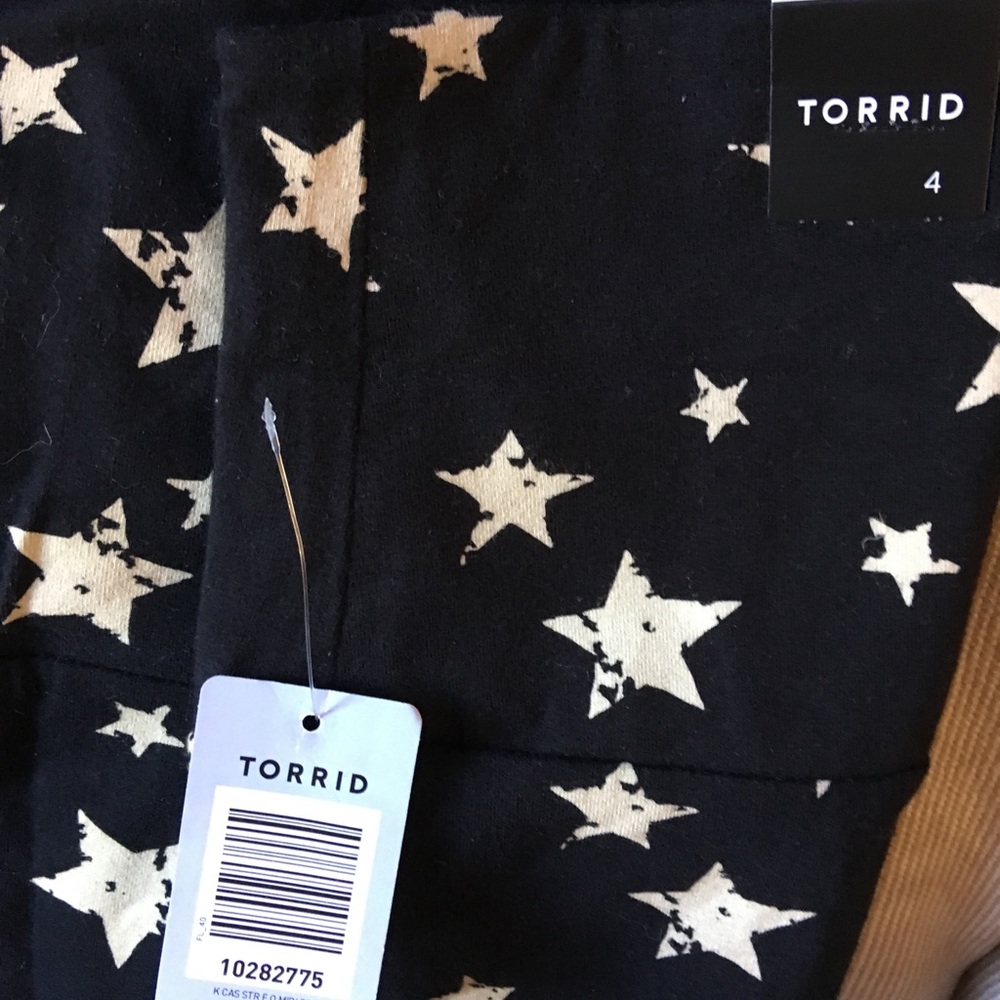 Torrid black skirt with beige stars size 4 - Picture 3 of 4